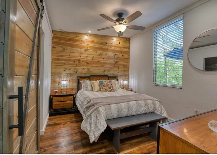 Blue Bungalow Lake Hamilton